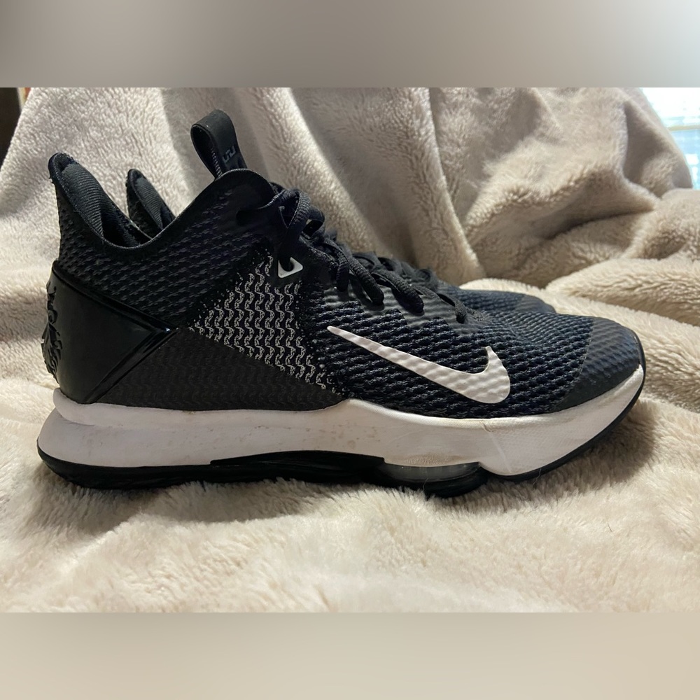Nike basketball shoes, US size 7.5, lightly used.